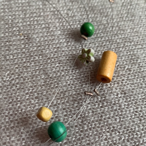 3x25$ ๐โญ๏ธ๐ Handmade - Short necklace - Yellow green beads - flowers & wire. - Picture 2 of 6